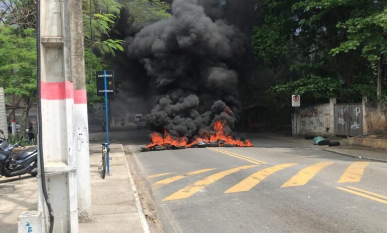 Estrada de Itaipuaçu é interditada; pneus foram queimados 6 estrada de itaipuacu