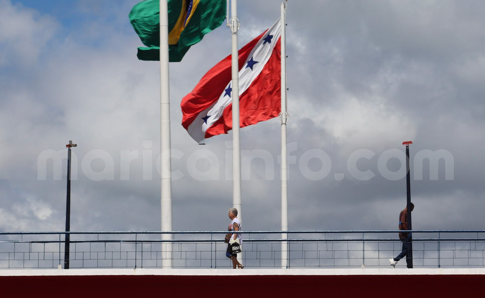 Frente fria chega a Maricá com chuva, queda de temperatura e ventos de até 50 km/h 7 Bandeira Marica Passarela km 28