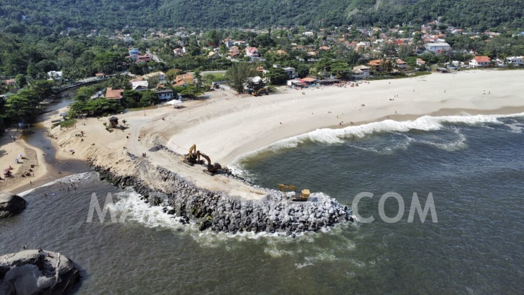 Itaipuaçu: Obras do guia-corrente seguem paralisadas; entenda o motivo! 9 Maquinas Obra Molhe Quebra Mar Itaipuacu