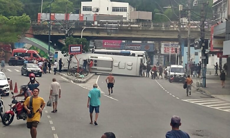 SG: Sete feridos em acidente com ônibus no Alcântara 7 onibus tomba SG
