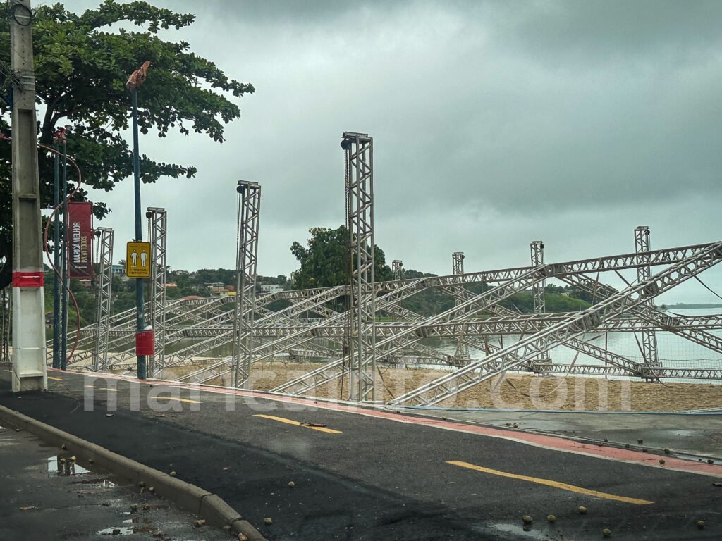 Maricá inicia montagem da árvore de Natal flutuante com 18 dias de atraso do início do evento 7 IMG 8302