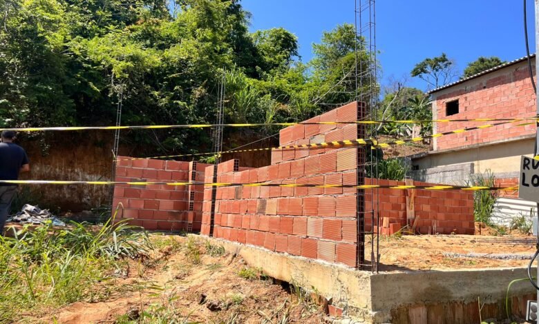 Maricá: Fiscalização notifica e embarga construções irregulares 6 Obra embargada Gated Interlagos