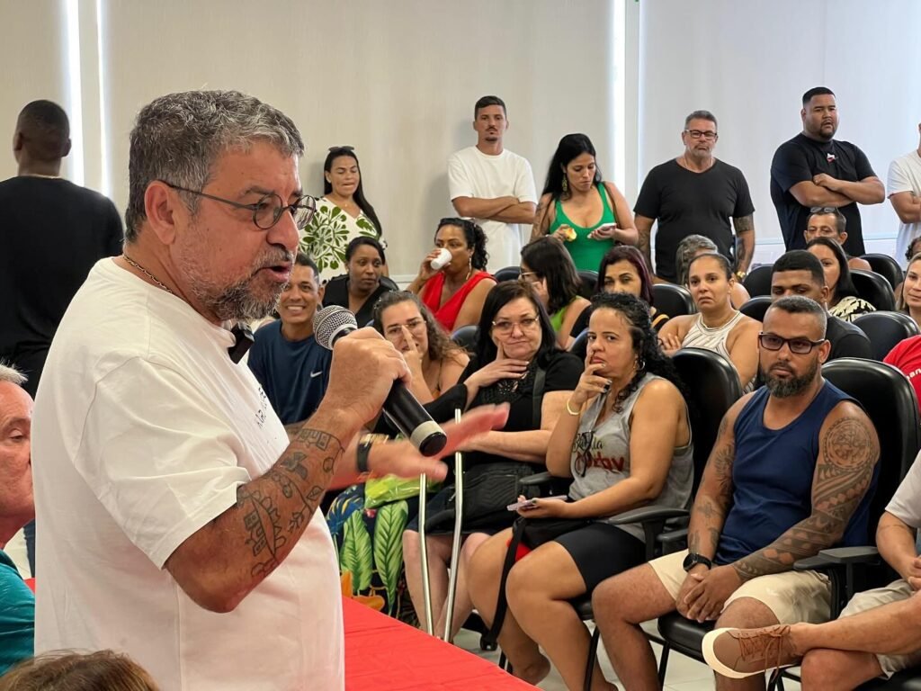 Quaquá se reúne com camelôs e promete retorno às ruas 8 Quaqua se reune com camelos do CECOP
