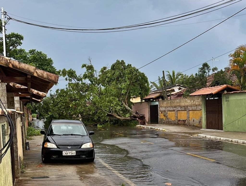 Temporal causa transtornos em Itaipuaçu 8 arvore caida itaipuacu