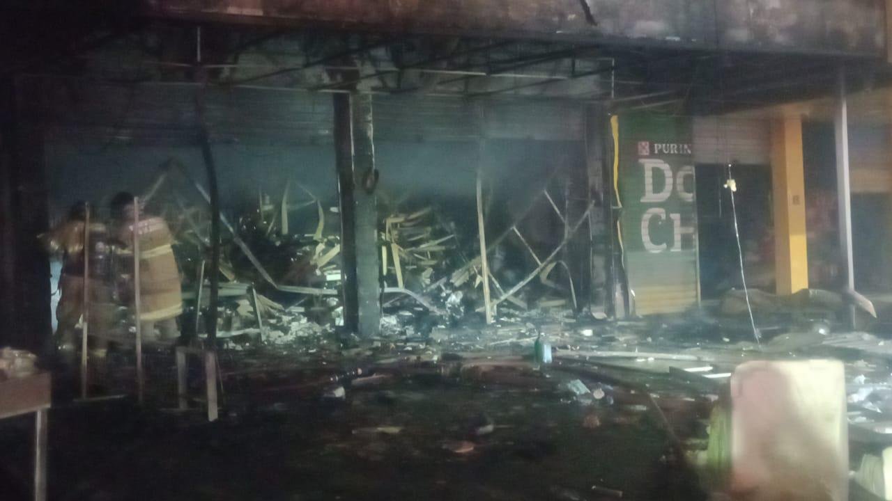 Maricá: Incêndio atinge galpão na RJ-106 e afeta trânsito 11 incendio inoa