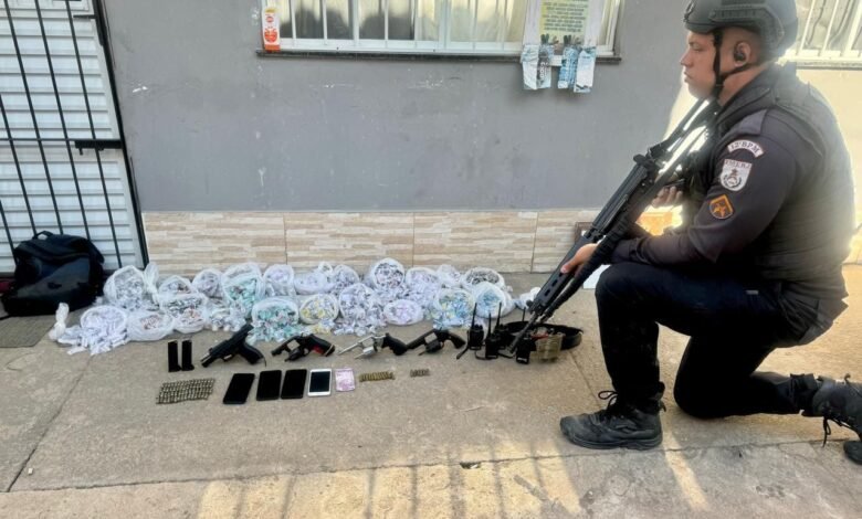 Policiais militares do GAT prendem dois suspeitos com armas e drogas no 'Minha Casa, Minha Vida' de Itaipuaçu 10 mcmv itaipuacu gat