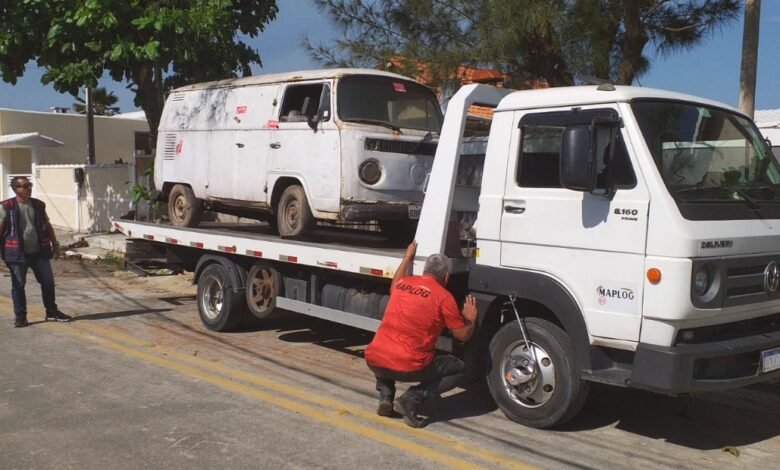 Maricá (RJ) inicia retirada de veículos abandonados; entenda! 6 retirada kombi e1737758627608