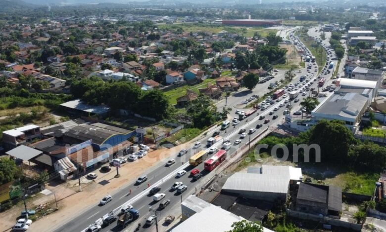 Não aprende! Somar faz operação de limpeza em pleno horário de rush em Maricá e gera congestionamento na RJ-106 7 RJ 106 engarrafamento