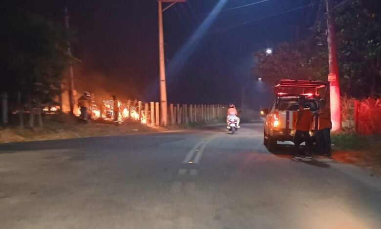 Defesa Civil e Bombeiros combatem incêndio em vegetação em bairros de Maricá (RJ) 8 incendio vegetacao marica
