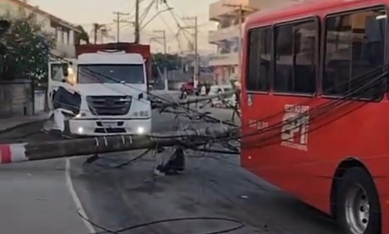 Maricá: Caminhão derruba poste e fecha estrada 8 IMG 2643