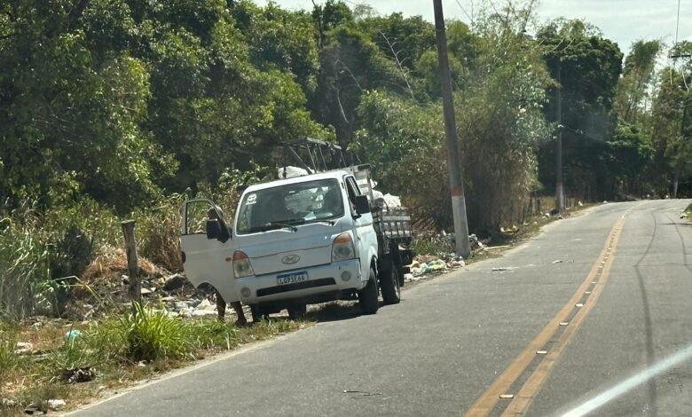 Caminhão é flagrado despejando lixo em bairro de Maricá 10 flagra