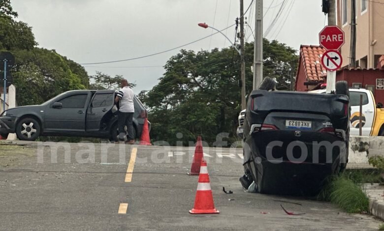 Carro capota após colisão em bairro de Maricá (RJ) 9 capot cord