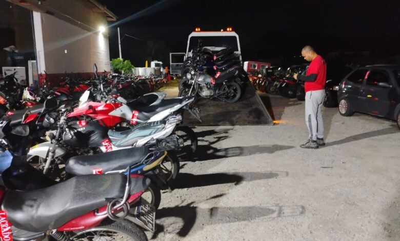 Blitz no Centro de Maricá termina com 14 veículos rebocados 7 reboque motos