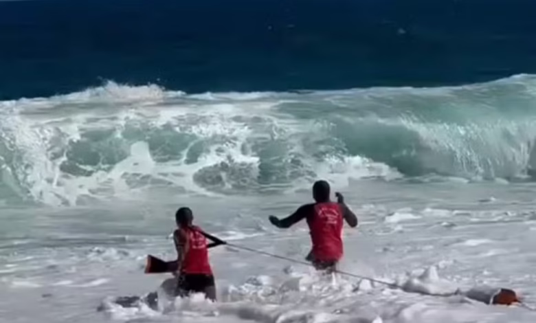 Adolescente de 13 anos é resgatado por guarda-vidas após ser arrastado na praia de Itaipuaçu 7 salvamento