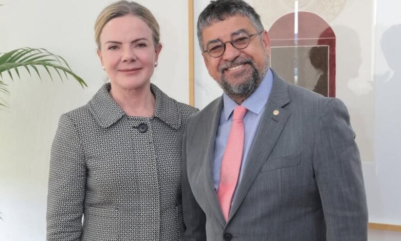 Quaquá desiste de disputar presidência do PT e apoia candidatura de Edinho Silva 5 Quaqua e Gleisi Hoffmann