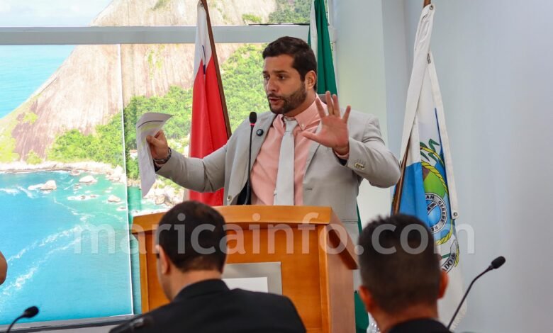 Maricá: Vereador Ricardinho Netuno critica gestão financeira da Prefeitura e alerta sobre dependência dos royalties 9 Vereador Ricardinho Netuno na tribuna da Camara de Marica