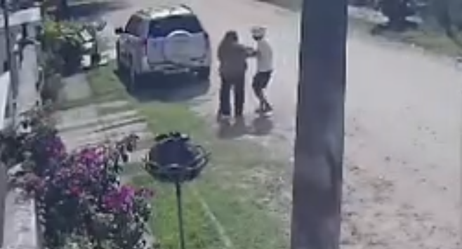 Mulher é assaltada por criminoso armado em plena luz do dia em Maricá (vídeo) 6 destaque materia