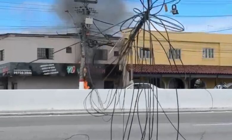 Poste pega fogo e prejudica o trânsito na RJ-106 em Maricá 9 poste rj 106