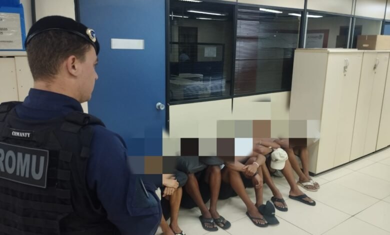 Adolescentes são detidos após denúncias de furtos na orla de Araçatiba, em Maricá 8 detidos aracatiba