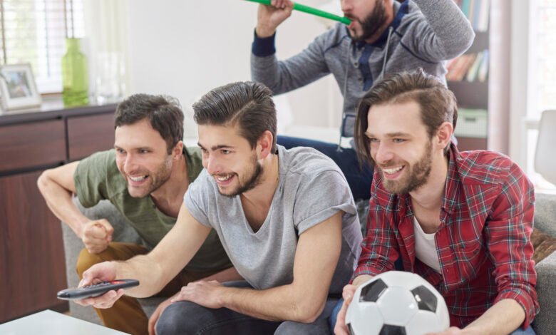 Como organizar a melhor reunião para assistir às partidas de futebol com os amigos 8 faca mais alto porque nosso time esta ganhando
