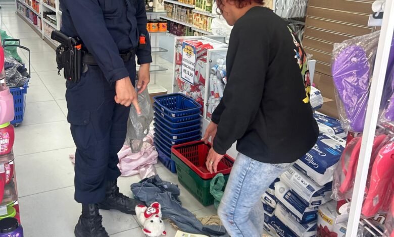 Mulher é presa por furto em farmácia no Centro de Maricá e homem é detido com drogas e facas 6 detida no centro e1753048845555