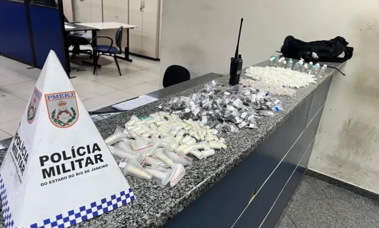 Polícia apreende drogas e detém dois homens suspeitos de tráfico na região central de Maricá 7 pm aracatiba