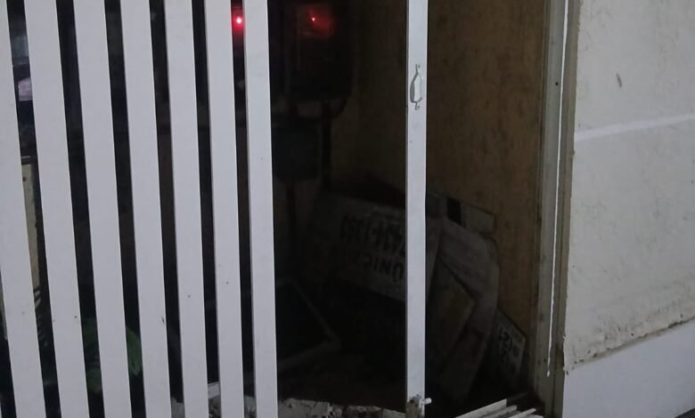 Moradores denunciam série de furtos em residências no distrito de Inoã, em Maricá 8 porta arrombada e1752768974452