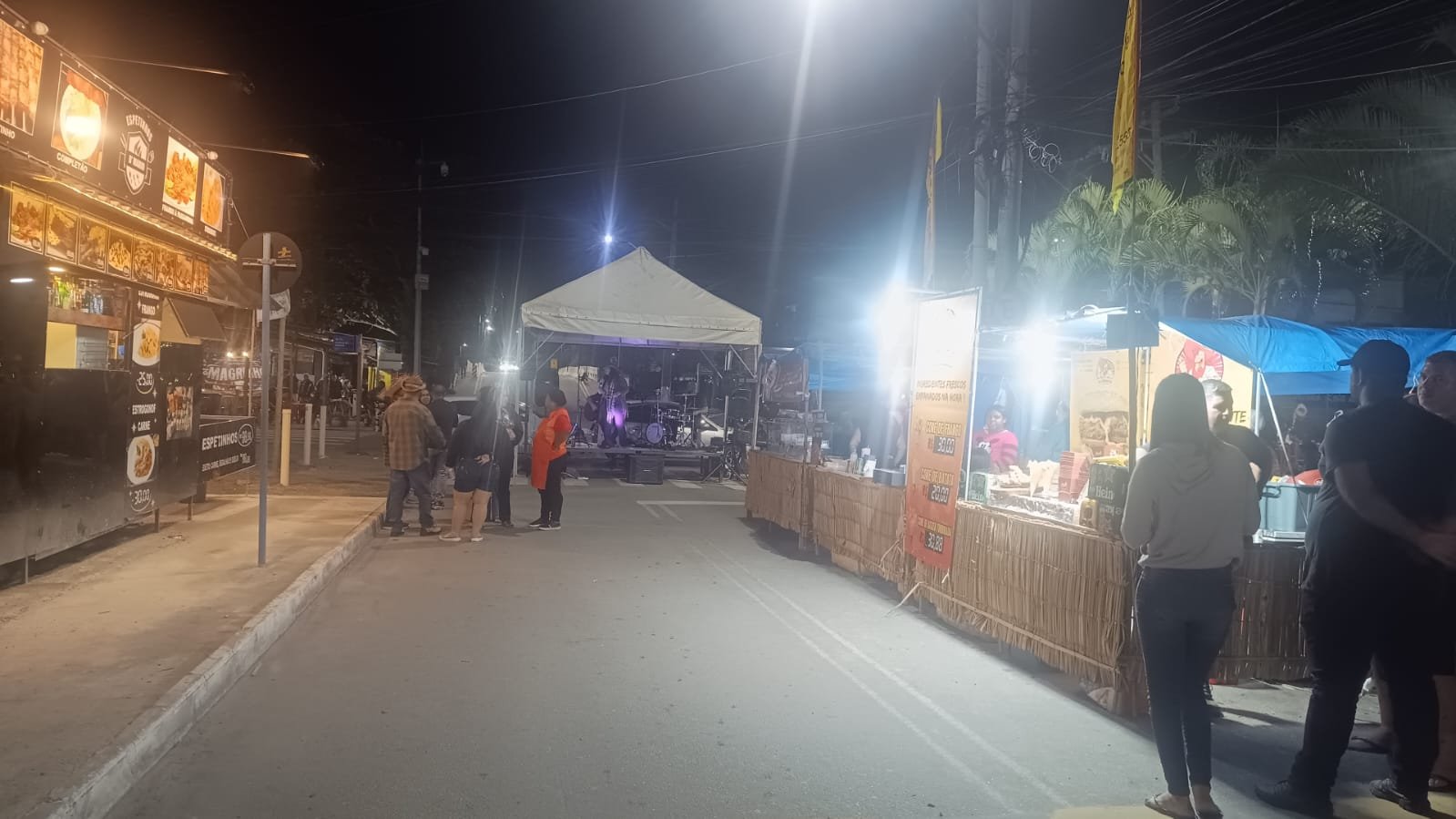 Homem é preso por agredir mulher em praça de Maricá 1 praca 70