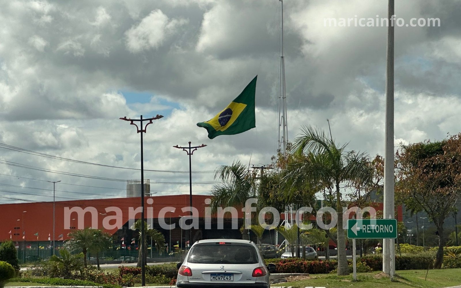Luto oficial no Brasil... menos em Maricá 11 bandeira atacadao