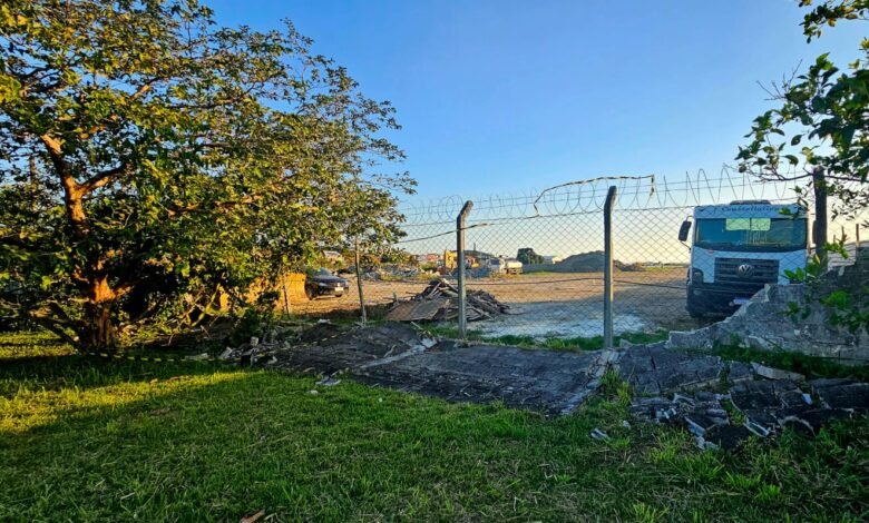 Helicóptero “derruba” muro de condomínio ao lado do Aeroporto de Maricá; entenda! 7 muro condominio mega residence I e1756064953993