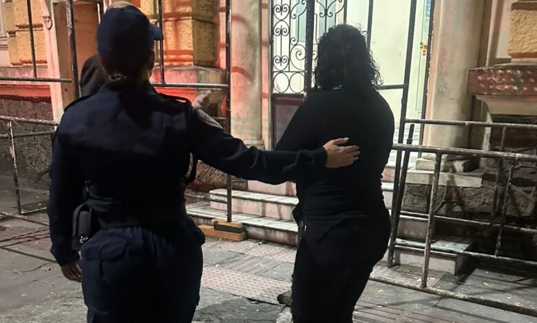 Itaipuaçu: Mulher é detida após agressão e ofensas religiosas em coletivo 7 presa into e1754498166225