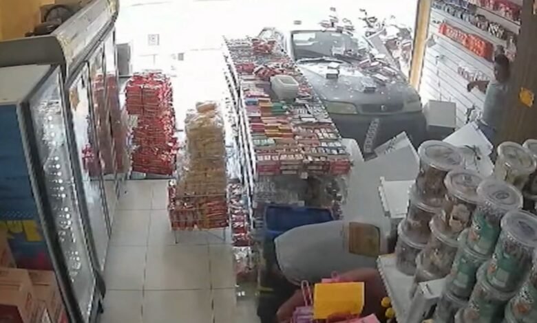 Motorista perde controle de carro e invade loja no Centro de Maricá 9 veiculo em loja