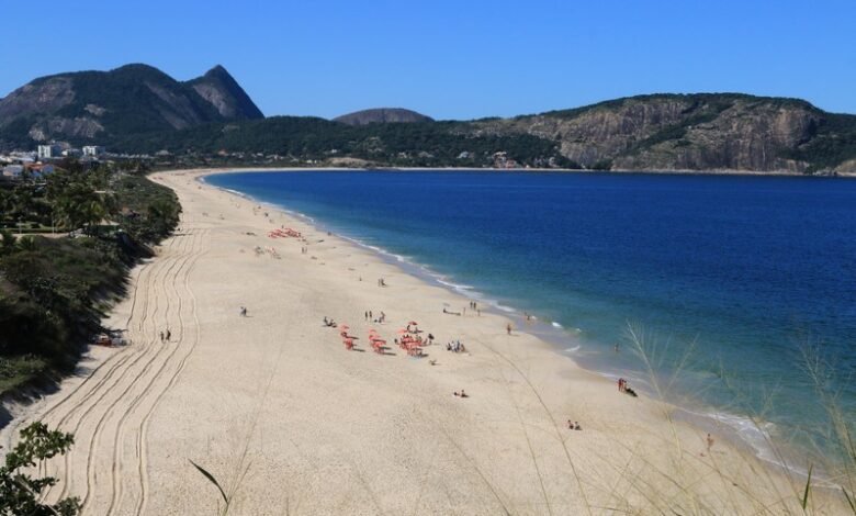 PM tem arma apreendida após amigo ser baleado em praia de Niterói 6 camboinhas