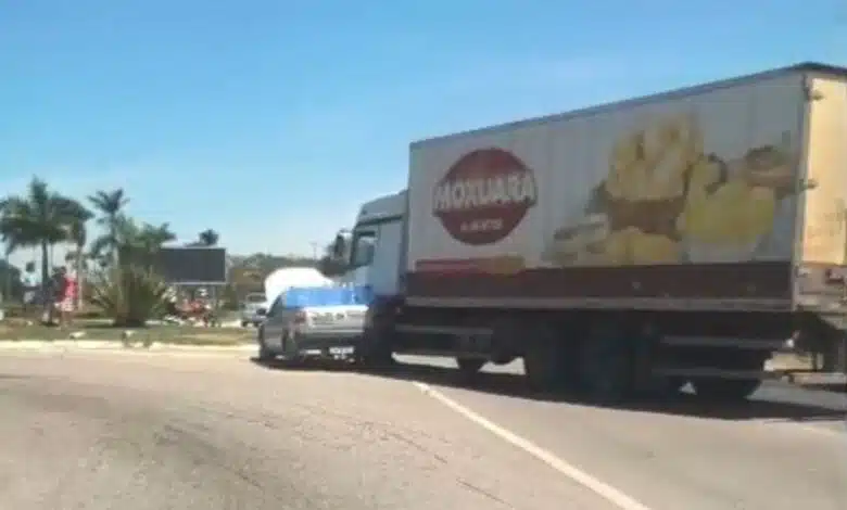 Acidente entre caminhão e carro causa engarrafamento na RJ-106 em Maricá 9 caminhao