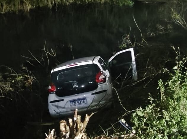 Mulher é detida em Maricá por dirigir embriagada após cair com veículo em rio 3 carro no rio eldorado e1757335546266