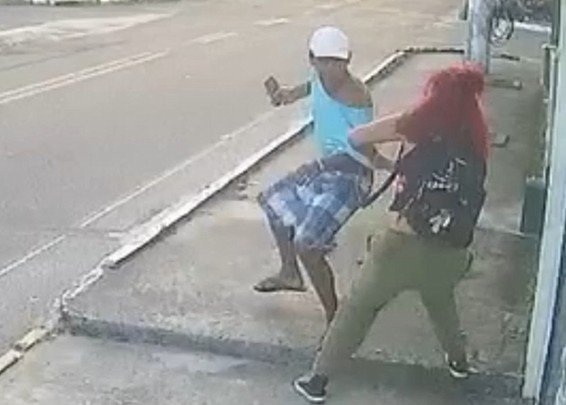 Mulher é assaltada e tem celular roubado em plena luz do dia em bairro de Maricá 8 flagrante de assalto