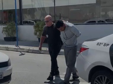 Polícia Civil prende homem acusado de filmar a enteada adolescente durante o banho em Maricá 8 preso em marica