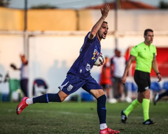 CBF muda calendário nacional e confirma Maricá F.C. na Série D de 2026 7 Atacante Pablo Thomaz em comemoracao do seu gol contra a Aparecidense de Goias