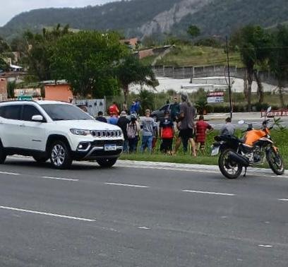 Motorista perde o controle e cai dentro de canal na RJ-106 em Maricá 10 rj 106 canal