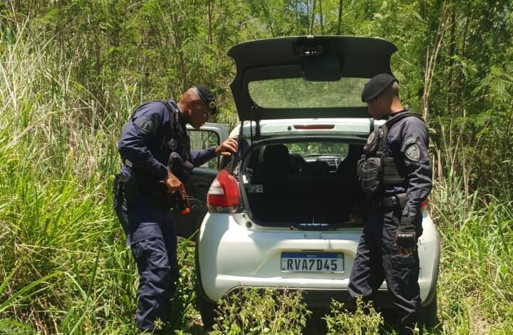 Guarda Municipal de Maricá e PM recuperam veículo roubado após perseguição na RJ-114 8 veiculo fiat mobi e1761496479779