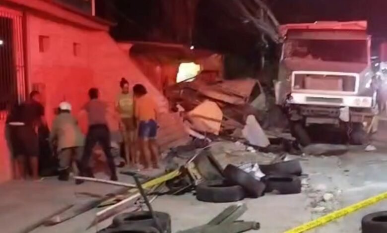 Maricá: Grave acidente envolvendo caminhão deixa cinco pessoas feridas na RJ-106 7 WhatsApp Image 2025 11 24 at 19.26.09