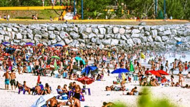 Praias de Maricá registram grande movimento em dia de sol, mesmo com água gelada 2 praia ponta negra lotada