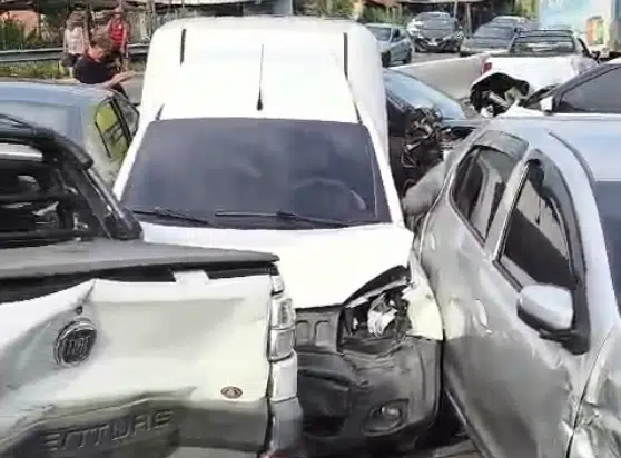 Atualização: Mega engavetamento envolvendo caminhão fecha rodovia RJ-106 no sentido Maricá 11 veiculos rj106