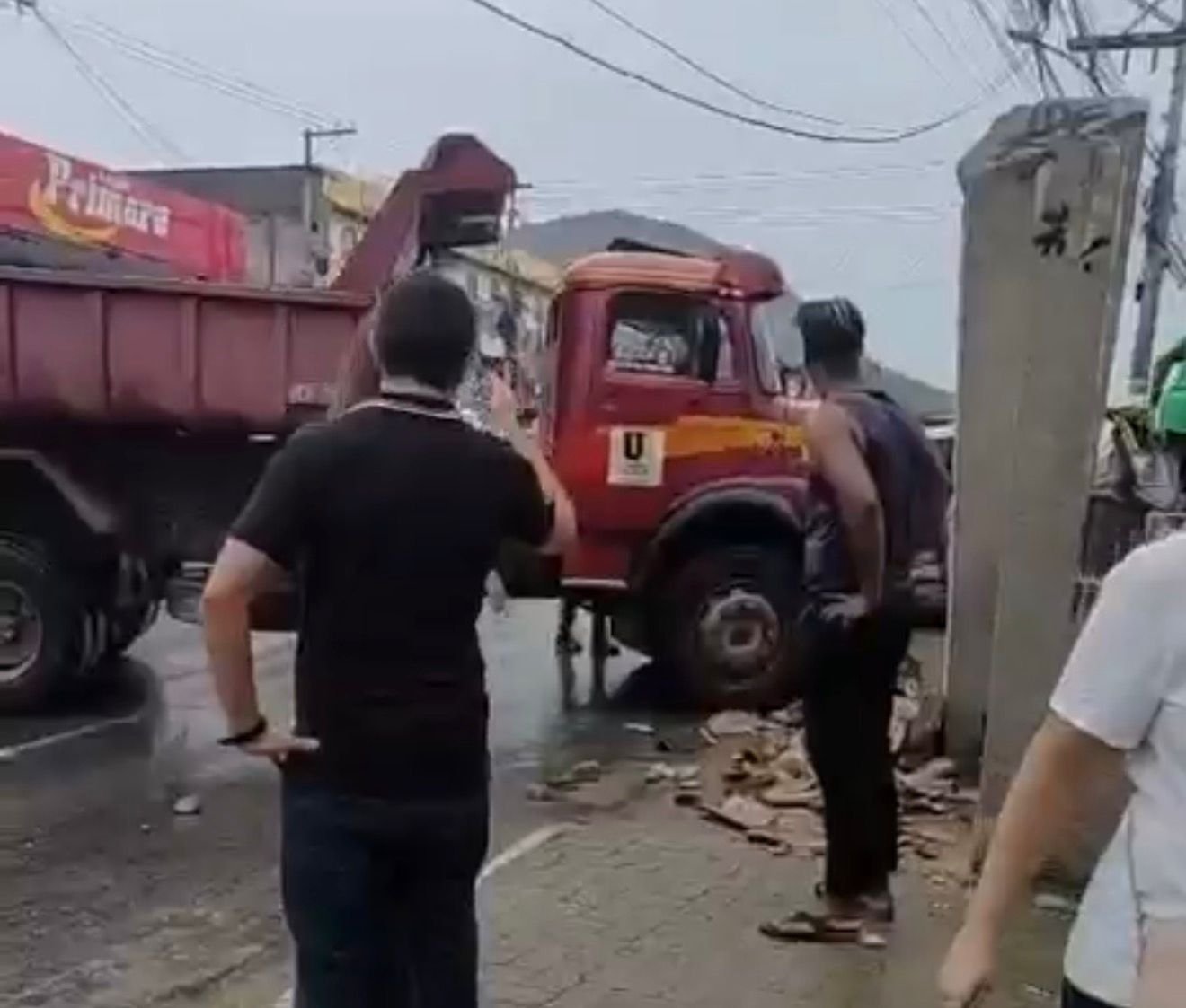 Acidente com caminhao interdita RJ 106 em Inoa em e causa congestionamento