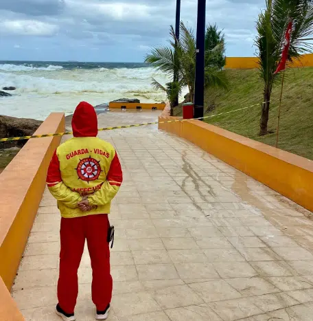 Maricá: Defesa Civil interdita trecho da orla em Ponta Negra devido à ressaca 16 Defesa Civil informa que a Galeta de Ponta Negra esta interditada devido a ressaca do mar