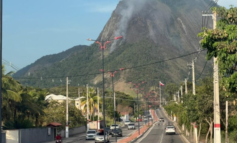 Maricá: Pedra de Inoã registra incêndio em área de mata de difícil acesso 9 Incendio na pedra de Inoa