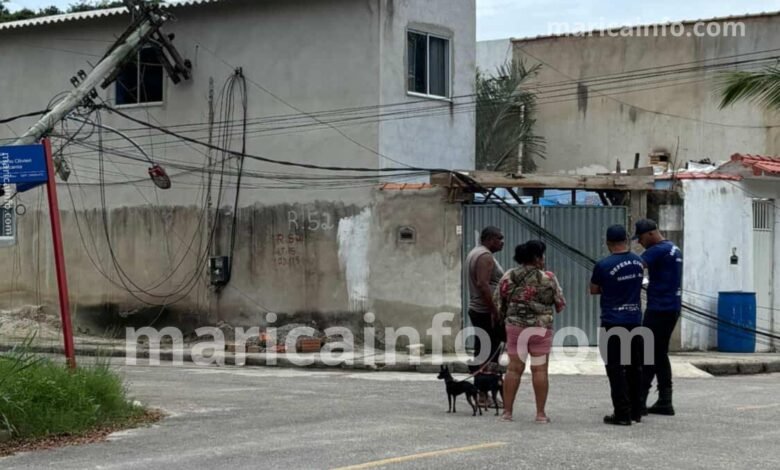 Maricá: Poste cai sobre casa em Bambuí e moradores cobram providências da Enel 10 Poste cai sobre casa em Bambui