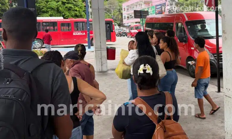 Maricá: Fim de linhas de vans para Cordeirinho, Ponta Negra e Barra gera reclamações e confusão entre usuários 15 vans