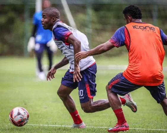Maricá F.C abre quadrangular do rebaixamento contra o Sampaio Corrêa 9 Atacante Denilson disputa lance com o volante Bernardo e o lateral Mendes durante atividade no CT Arena Trops em Niteroi