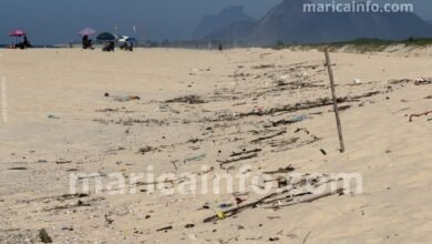 Lixo toma conta da Praia da Barra de Maricá na véspera do Carnaval 7 Lixo toma conta da Praia da Barra de Marica na vespera do Carnaval